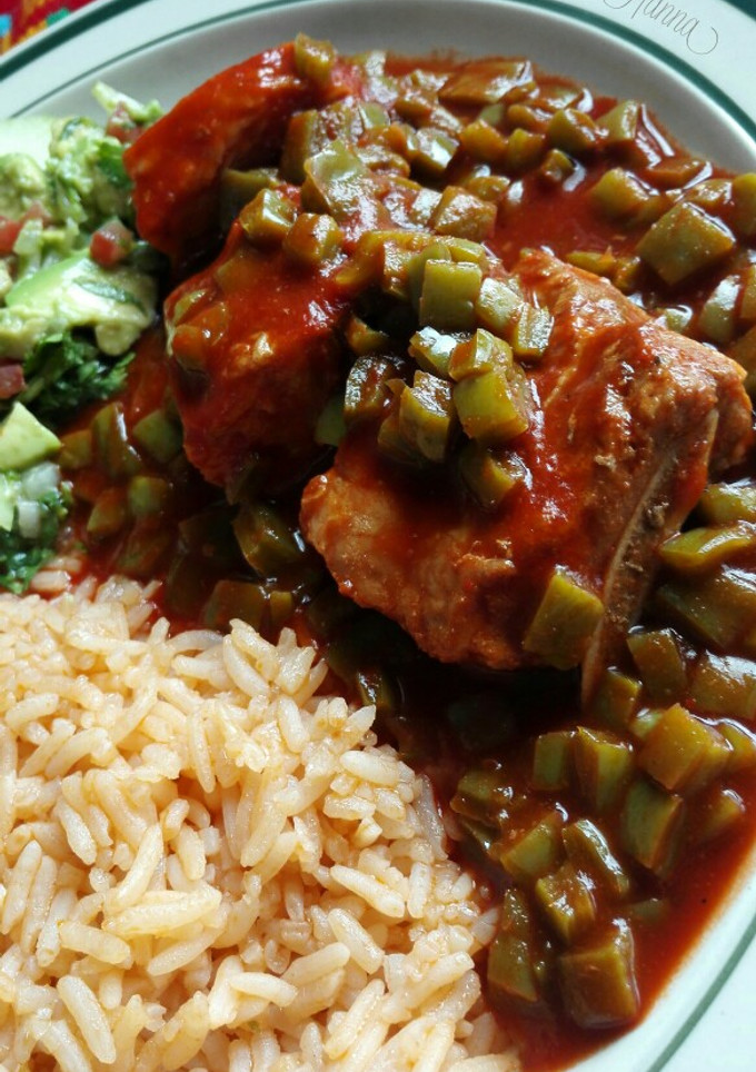 Una foto de Costillas de puerco con chile colorado y nopal