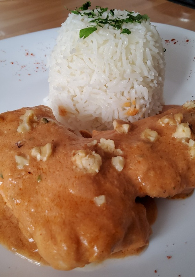 Una foto de Merluza en salsa de nueces