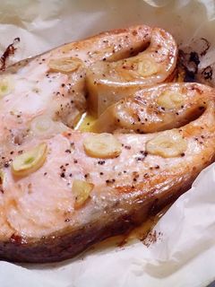 烤紙包奶油蒜片鮭魚 的食譜成品照片