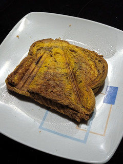 Una foto de Sándwich de atún y queso light con pan molde centeno y maíz