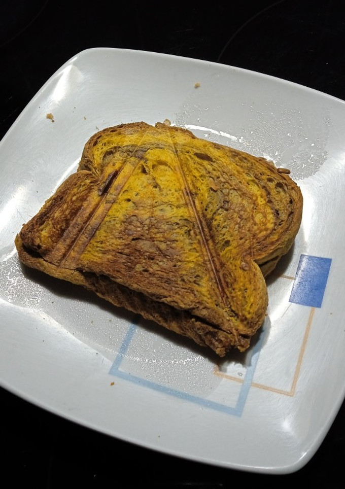 Una foto de Sándwich de atún y queso light con pan molde centeno y maíz