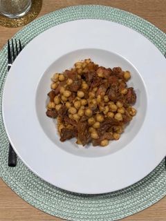 Una foto de Garbanzos con níscalos y panceta