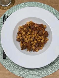 Una foto de Garbanzos con níscalos y panceta