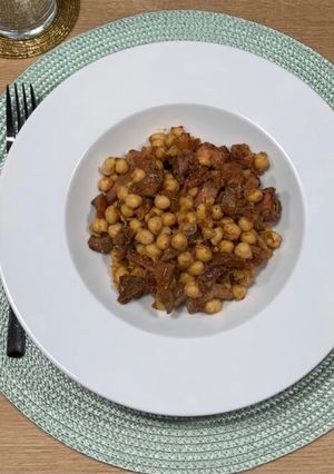 Una foto de Garbanzos con níscalos y panceta
