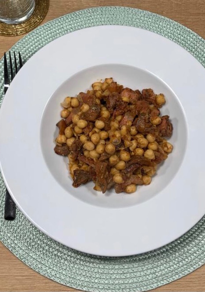 Una foto de Garbanzos con níscalos y panceta
