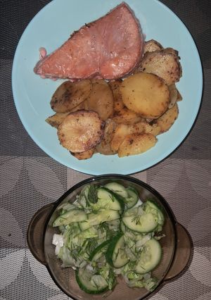 Фото 🐟 Стейк тунця з запеченою картоплею та салатом.