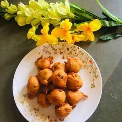 A picture of Batata vada.
