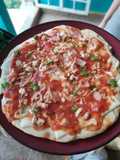 Pizza casera de pollo y jamón hecha en Sartén sencilla