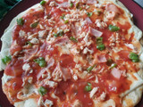 Pizza casera de pollo y jamón hecha en Sartén sencilla