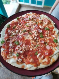Una foto de Pizza casera de pollo y jamón hecha en Sartén sencilla