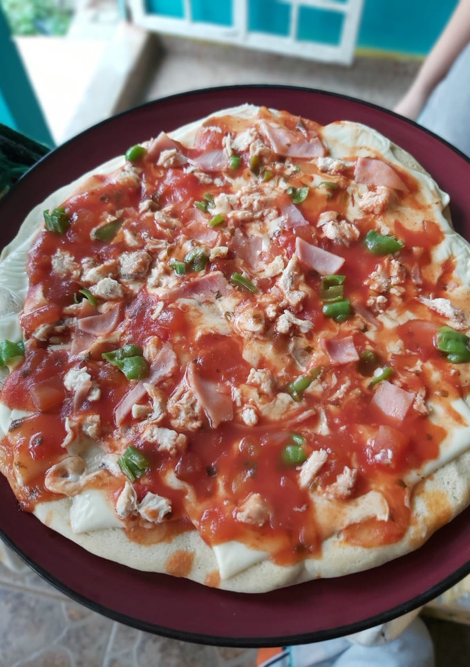 Una foto de Pizza casera de pollo y jamón hecha en Sartén sencilla