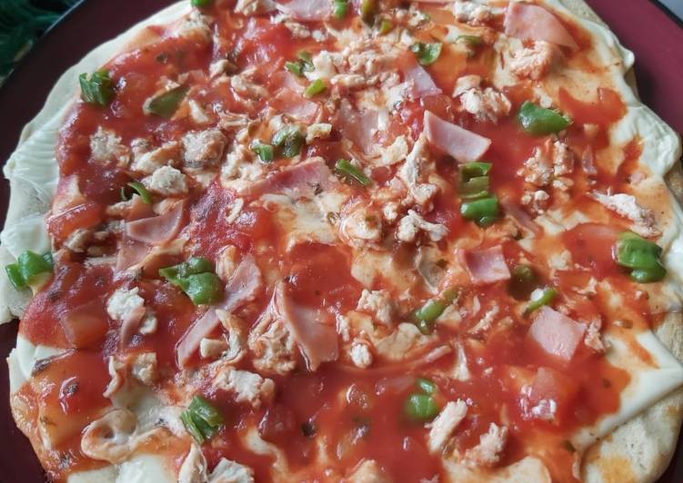 Pizza casera de pollo y jamón hecha en Sartén sencilla