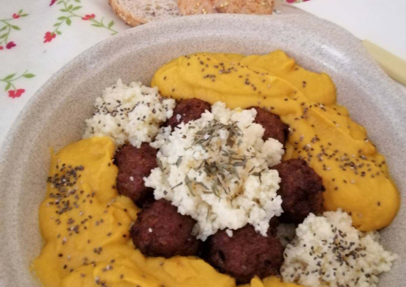 Albóndigas vegetarianas en salsa zanahorias y Cous cous