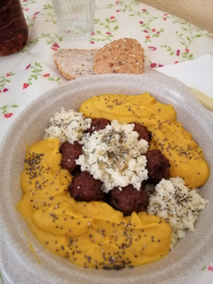 Una foto de Albóndigas vegetarianas en salsa zanahorias y Cous cous