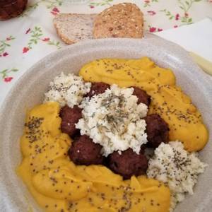 Albóndigas vegetarianas en salsa zanahorias y Cous cous