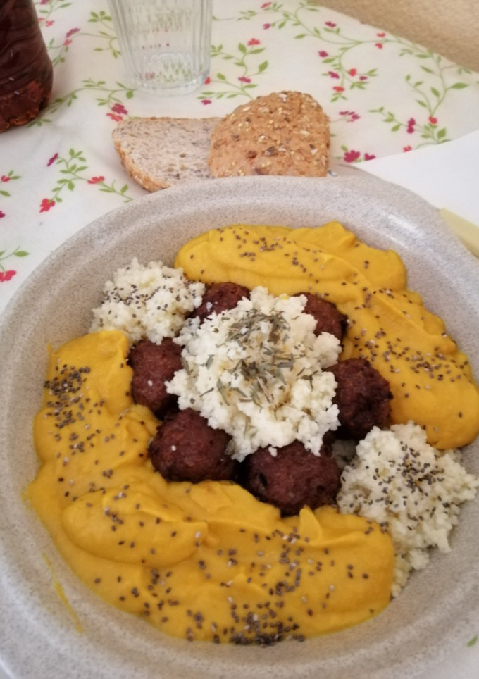 Una foto de Albóndigas vegetarianas en salsa zanahorias y Cous cous