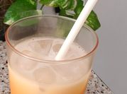 Una foto de agua de horchata con lechera