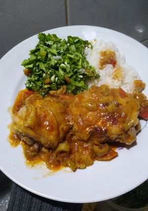 Una foto de Pollo con Salsa de Crema y Aceitunas