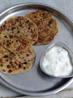 ચીઝ ગાર્લિક પરોઠા (cheese garlic parotha recipe in Gujarati) રેસીપી મુખ્ય ફોટો