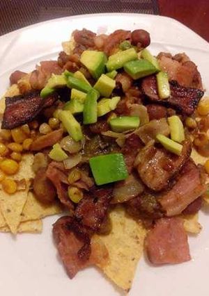 Una foto de Totopos con tocineta y chili con carne