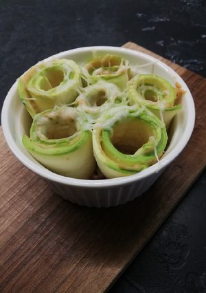 Hummuszos- sajtos cukkinirózsák recept fotója