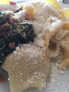 Una foto de Pasta y espinacas con pasas piñones y jamón