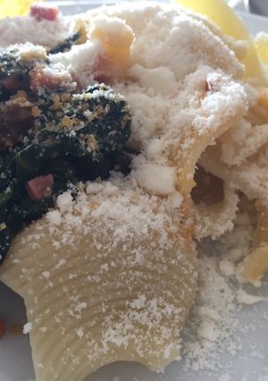 Foto principal de Pasta y espinacas con pasas piñones y jamón 
