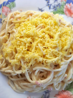Sajtos-tejfölös spagetti tészta recept fotója