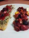 Merluza al papillote con revuelto de pimientos, mango y frutos del bosque