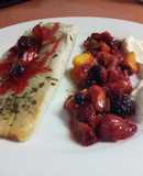 Merluza al papillote con revuelto de pimientos, mango y frutos del bosque