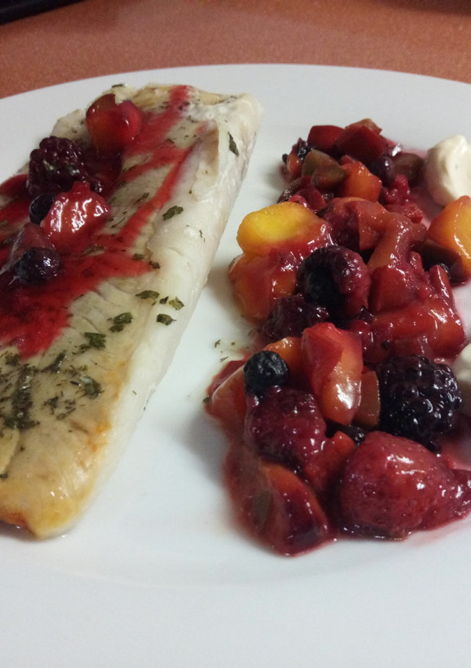 Una foto de Merluza al papillote con revuelto de pimientos, mango y frutos del bosque