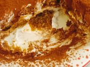 Una foto di dolce con savoiardi yogurt