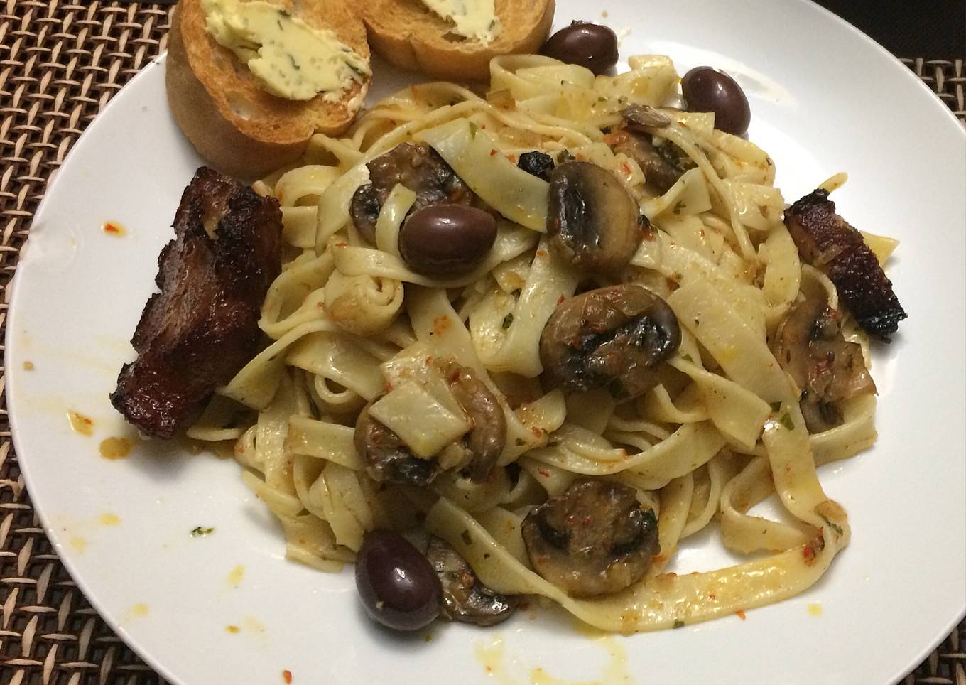 Fettuchini y oleo de hongos y calamatas