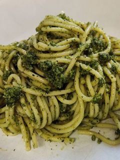 Una foto de Espaguetis al pesto de anacardos