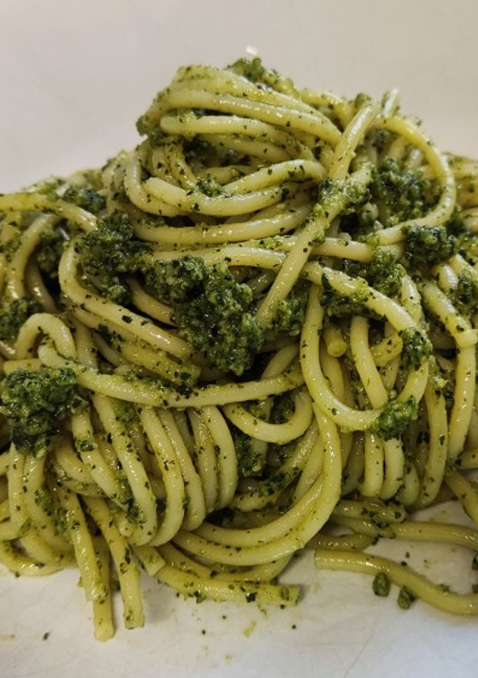 Una foto de Espaguetis al pesto de anacardos