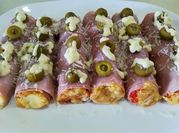 Una foto de canelones fríos de jamón york