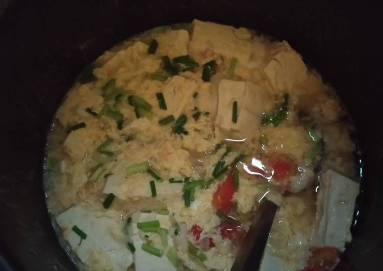 Resep Sop tahu telur tomat rice cooker ala anak kost yang Bisa Manjain Lidah