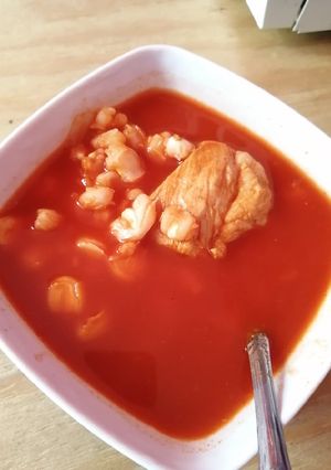 Una foto de Pozole rojo 😋💖(sin aceite)