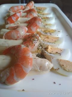 Una foto de Langostinos y espárragos con mayonesa de coco