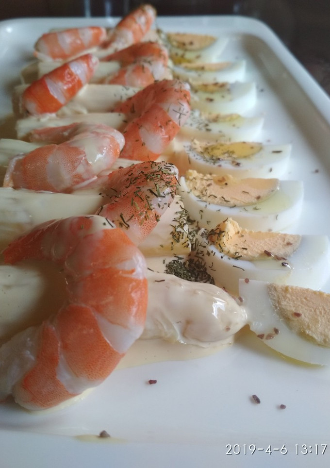 Una foto de Langostinos y espárragos con mayonesa de coco