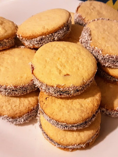 Una foto de Alfajores de maicena exprés 👩🍳