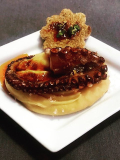 Una foto de Parmentier de boniato con pulpo a la brasa con su tostada de espelta