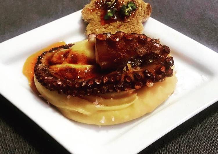 Parmentier de boniato con pulpo a la brasa con su tostada de espelta