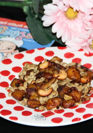 A picture of Kayyum Muttayum Varuthathu / Malabar Style Fried Ripe Plantains With Sweet Scrambled Eggs.