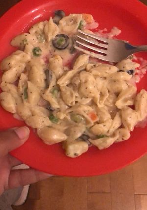 A picture of White sauce pasta.