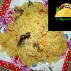 A picture of Jallof with veggies.