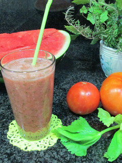 Una foto de Batido de sandía con tomate y apio