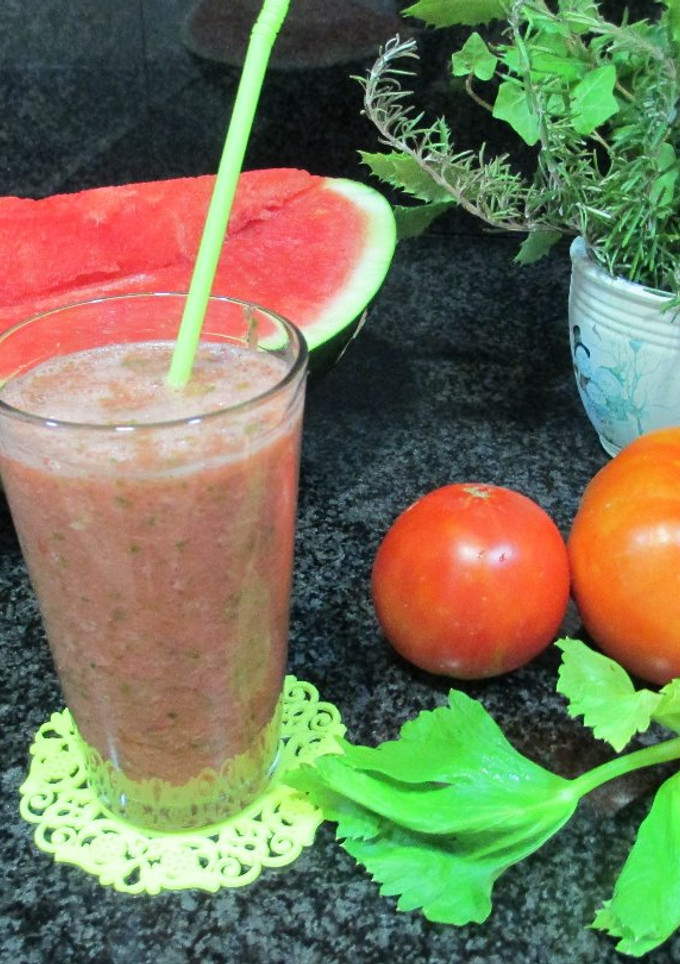 Una foto de Batido de sandía con tomate y apio