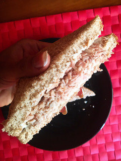 Una foto de Sándwich rápido de atún y queso de untar