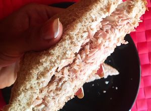 Foto principal de Sándwich rápido de atún y queso de untar
